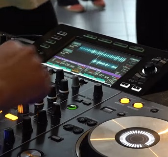 Samen dansen bij zonsopkomst: Get Up Groningen organiseerde haar tweede ochtend rave oog